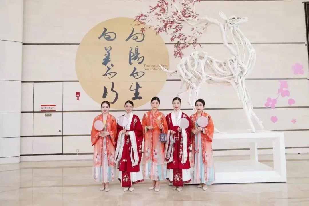 湖南保安服務,墻外高空清洗服務,湖南保利天創(chuàng)物業(yè)發(fā)展有限公司